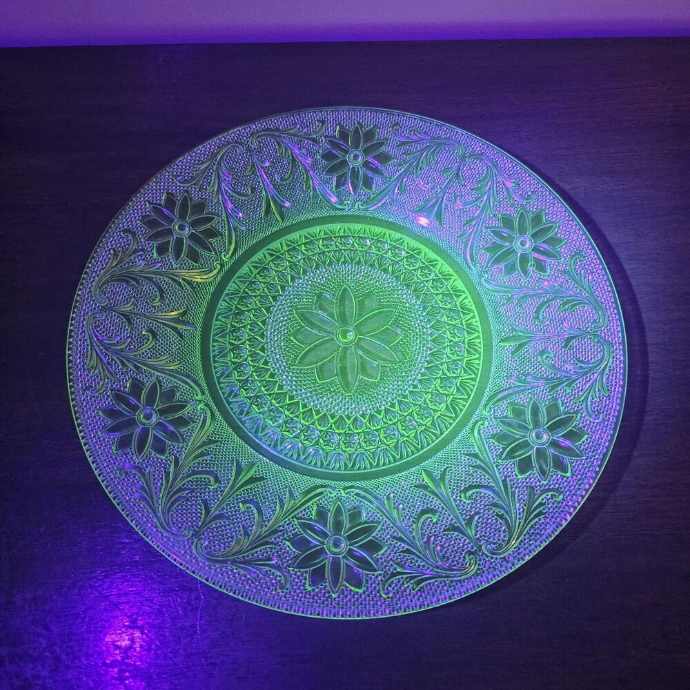 Tiara Indiana Glass Chantilly Green Uranium Glass Dinner Plate 10¼" Vintage